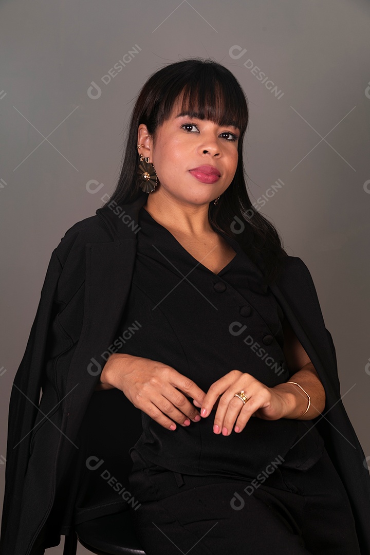 Mulher linda sentada com roupa preta sobre fundo isolado
