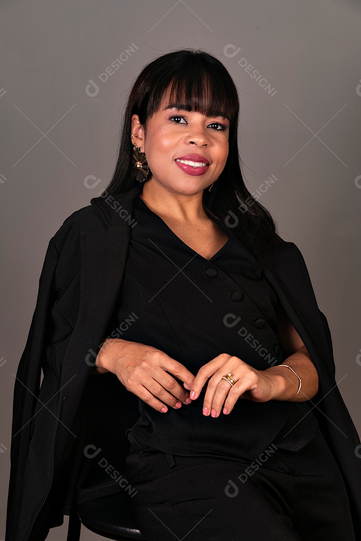 Mulher linda com roupa preta sobre fundo isolado