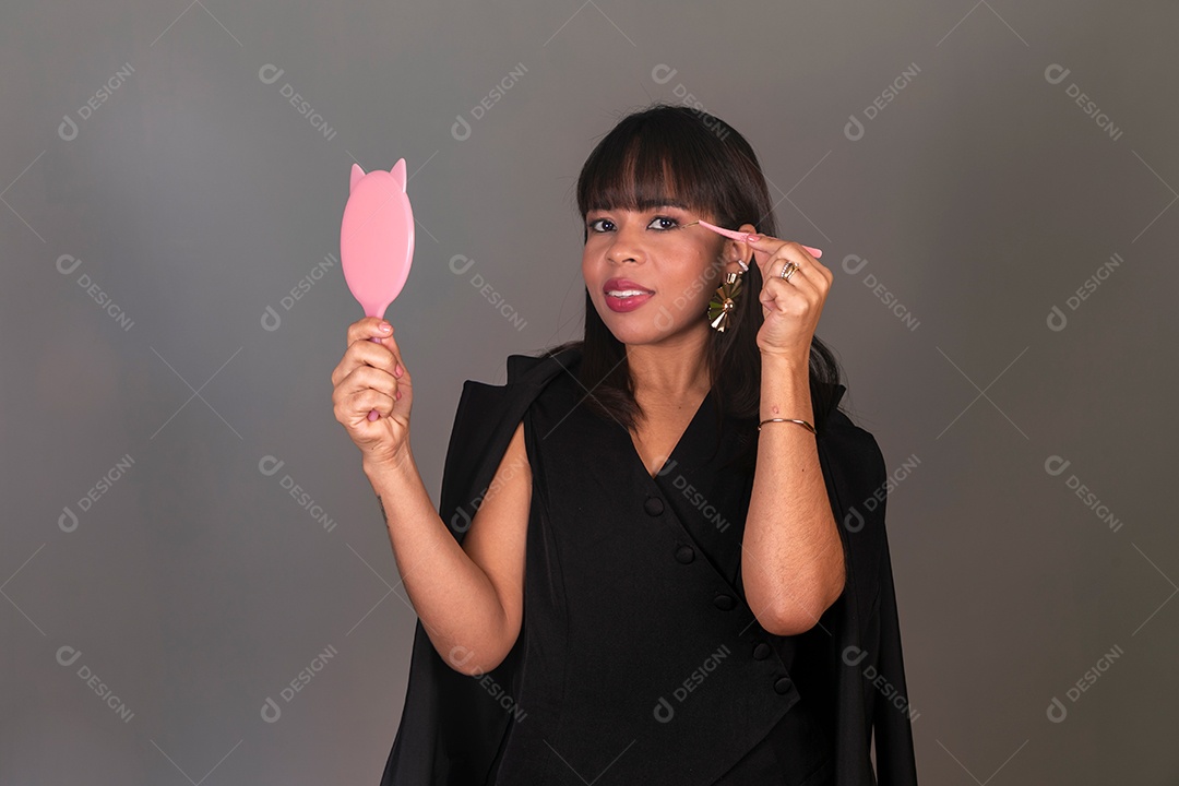 Linda mulher segurando espelho e pinça sobre fundo isolado