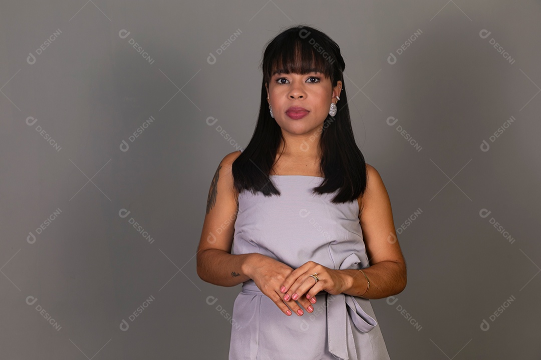 Linda mulher com blusa violeta sobre fundo isolado