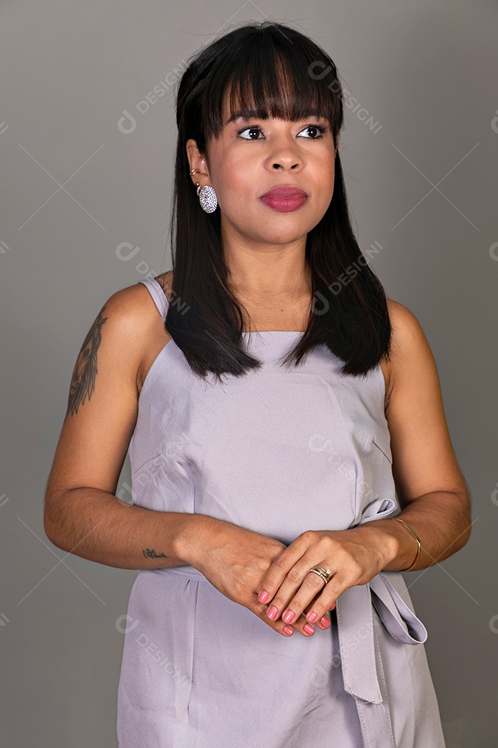 Linda mulher com blusa violeta sobre fundo isolado