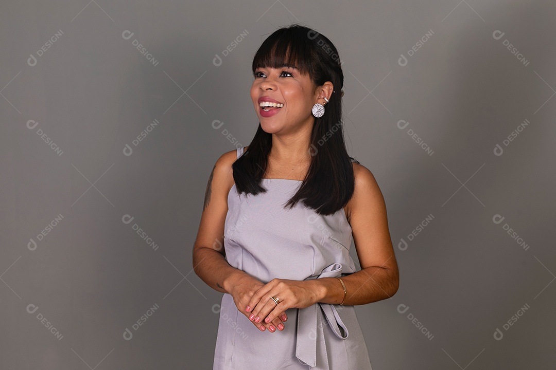 Linda mulher com blusa violeta sobre fundo isolado