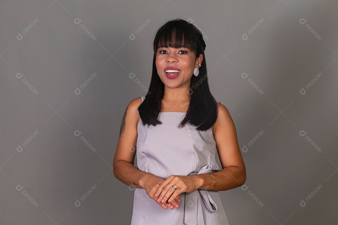 Linda mulher com blusa violeta sobre fundo isolado