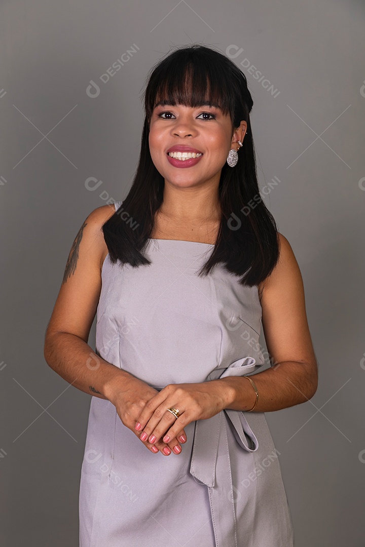 Linda mulher com blusa violeta sobre fundo isolado