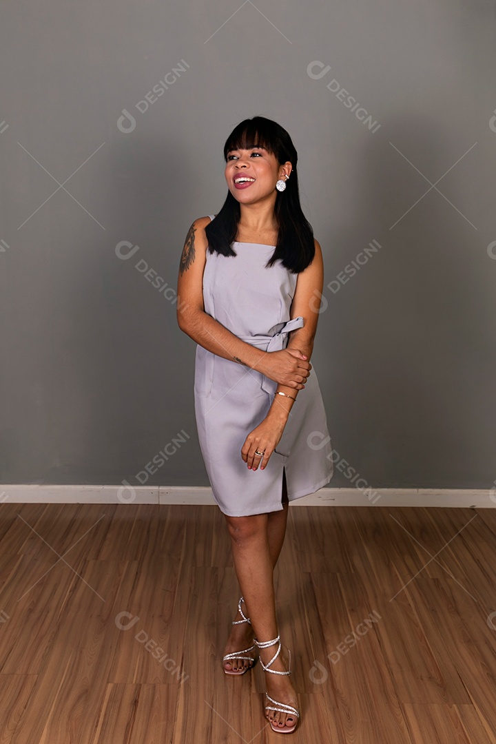 Linda mulher com blusa violeta sobre fundo isolado