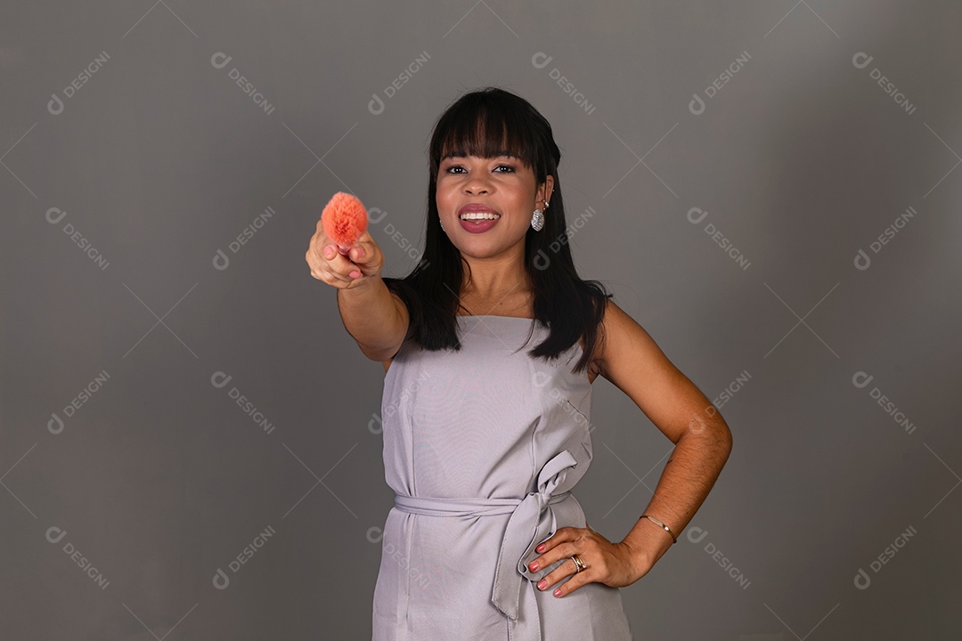 Linda mulher com blusa violeta com pincel sobre fundo isolado