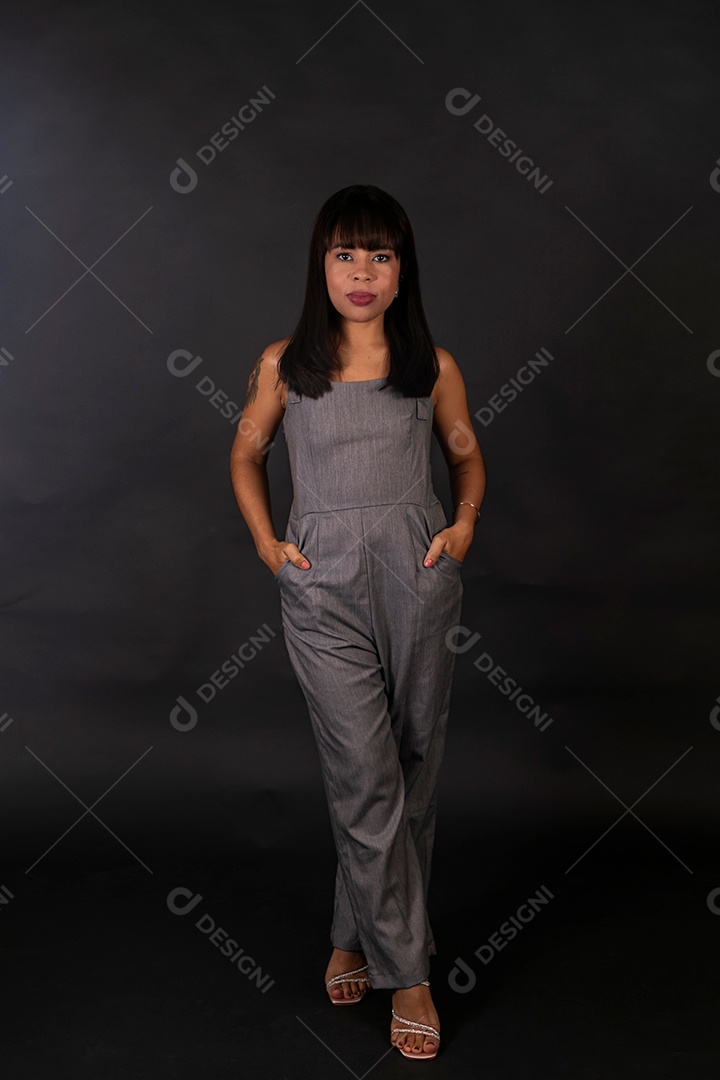 Mulher linda com roupa preta sobre fundo isolado