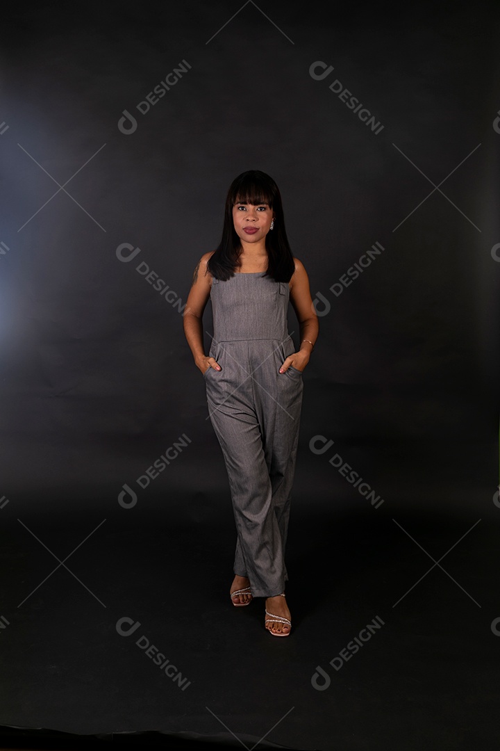 Linda mulher de roupa preta  sobre fundo isolado