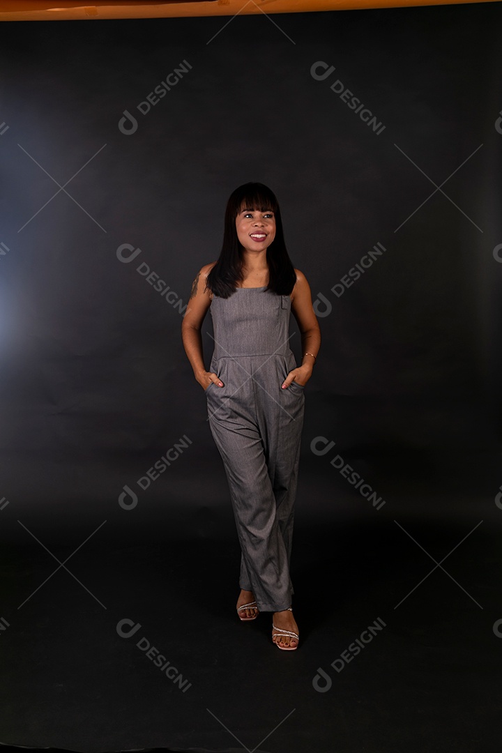 Linda mulher de roupa preta sobre fundo isolado