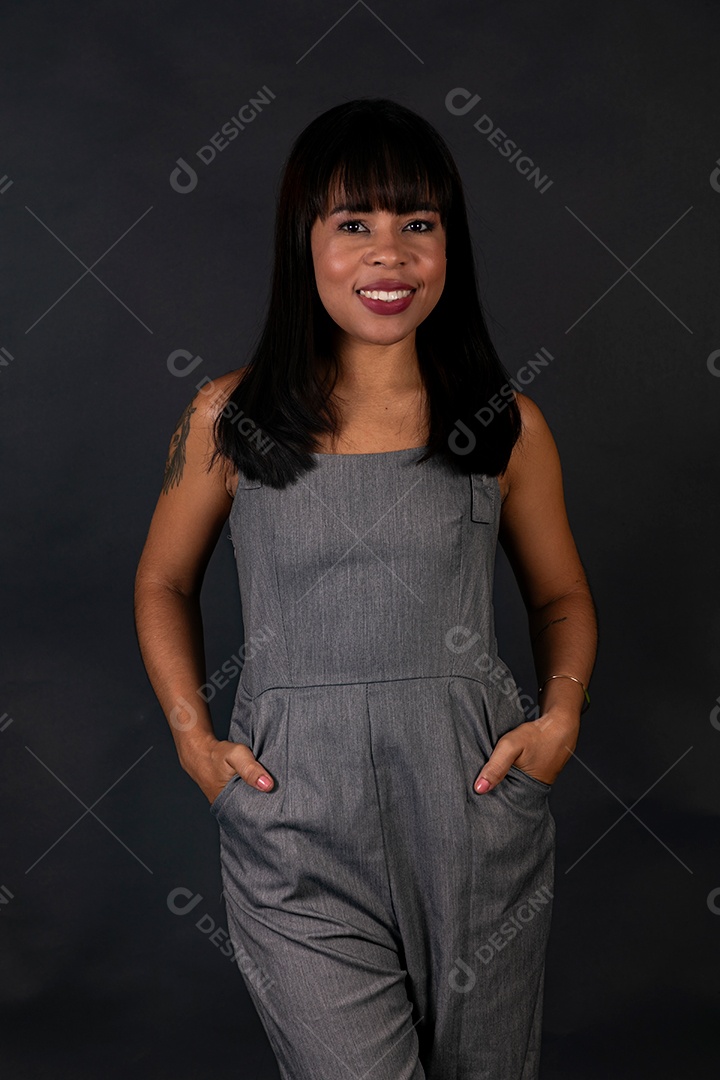 Linda mulher de roupa preta sobre fundo isolado