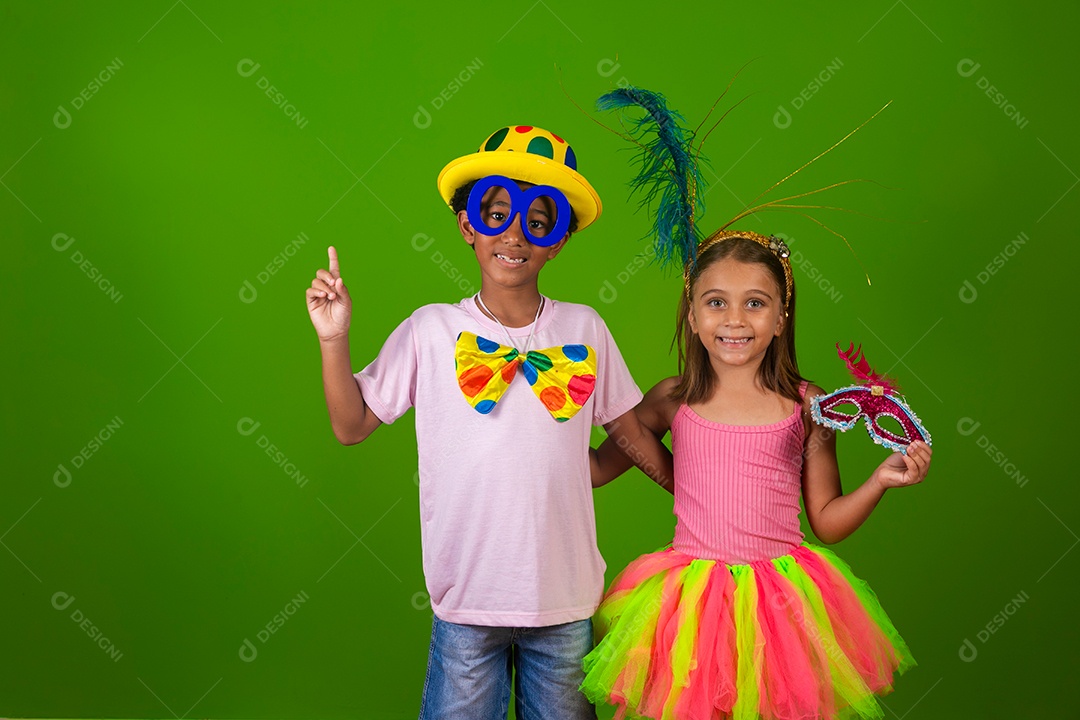 Lindas crianças fantasiadas sobre fundo verde isolado