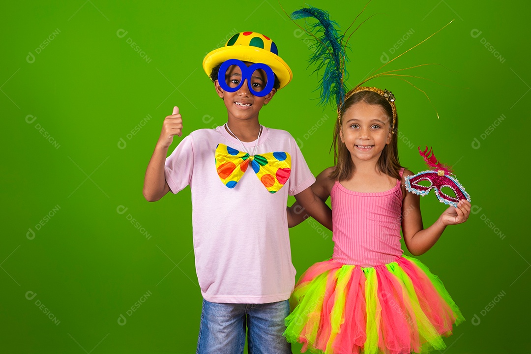 Lindas crianças fantasiadas sobre fundo verde isolado