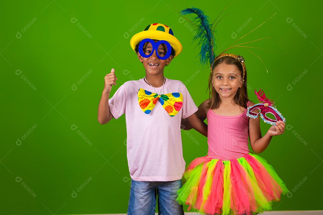 Lindas crianças fantasiadas sobre fundo verde isolado