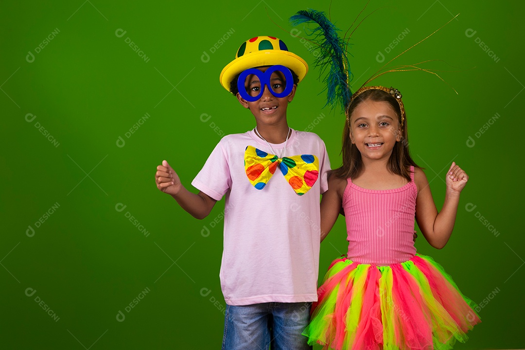 Lindas crianças fantasiadas sobre fundo verde isolado