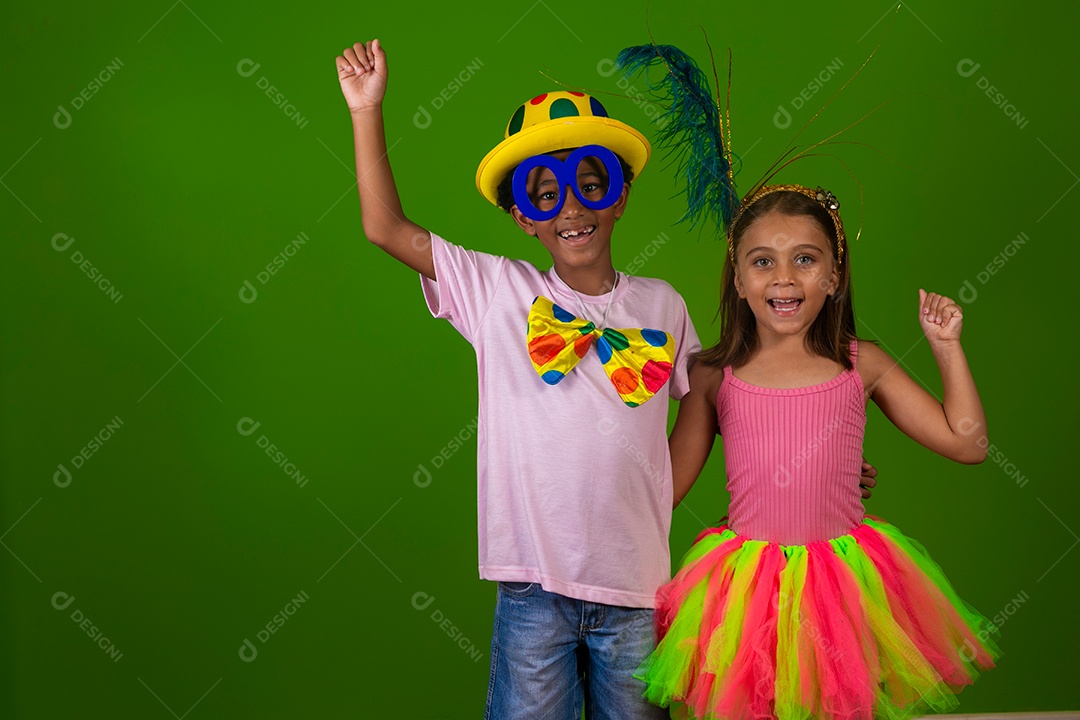 Lindas crianças fantasiadas sobre fundo verde isolado