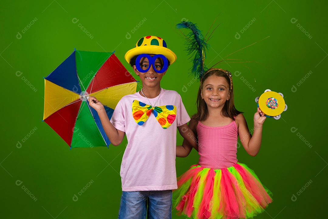 Lindas crianças fantasiadas sobre fundo verde isolado