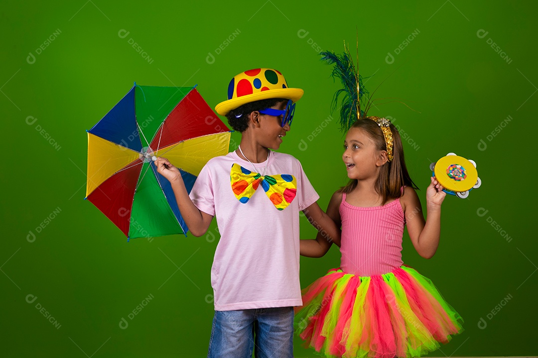 Lindas crianças fantasiadas sobre fundo verde isolado