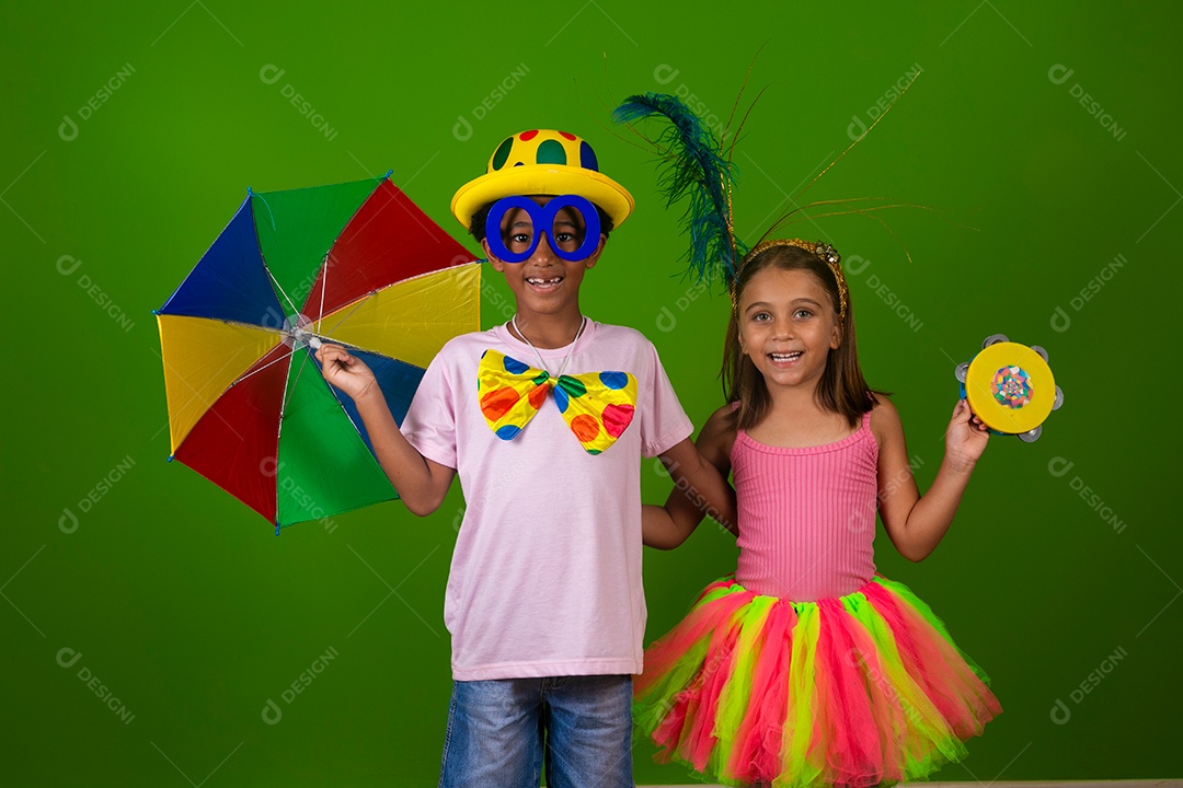 Lindas crianças fantasiadas sobre fundo verde isolado