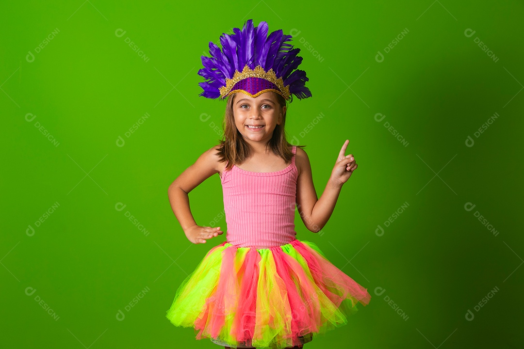 Linda garota fantasiada sobre fundo verde isolado