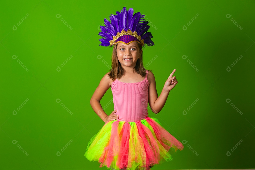 Linda garota fantasiada sobre fundo verde isolado