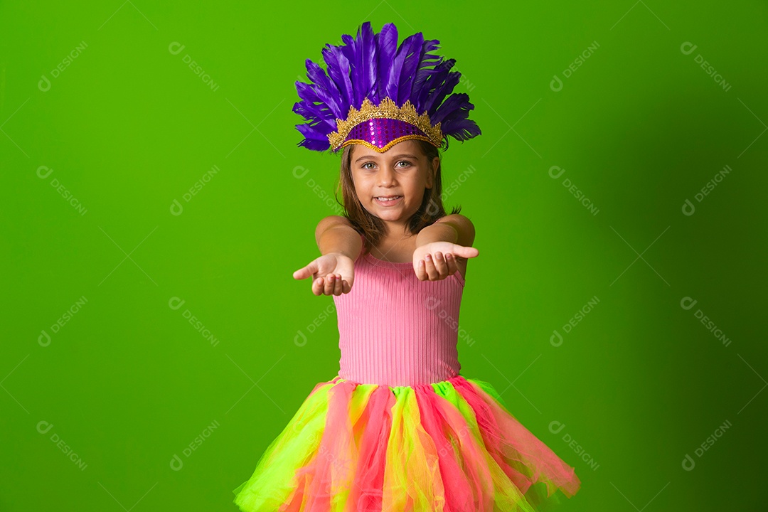 Linda garota fantasiada sobre fundo verde isolado