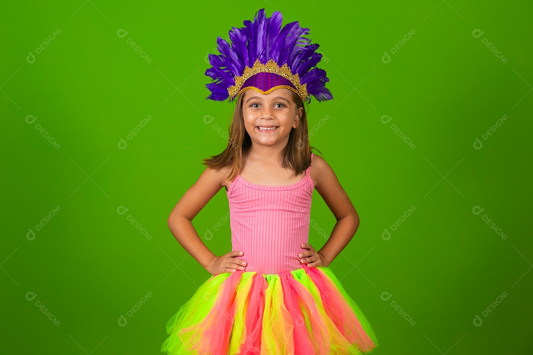 Linda garota fantasiada sobre fundo verde isolado
