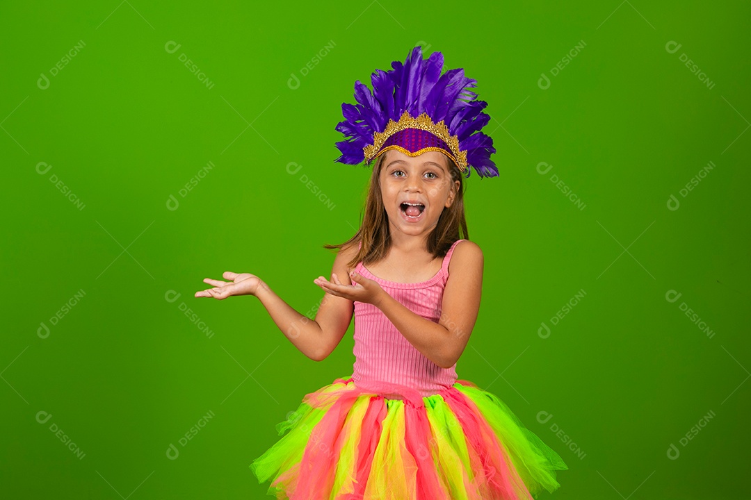 Linda garota fantasiada segurando máscara sobre fundo verde isolado