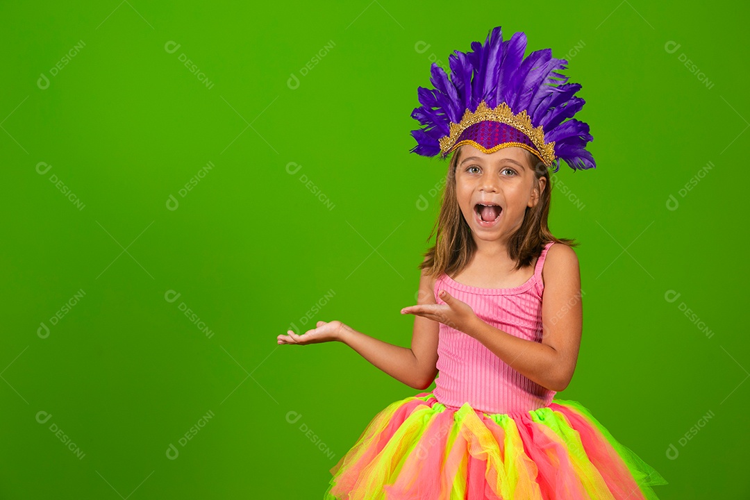 Linda garota fantasiada segurando máscara sobre fundo verde isolado