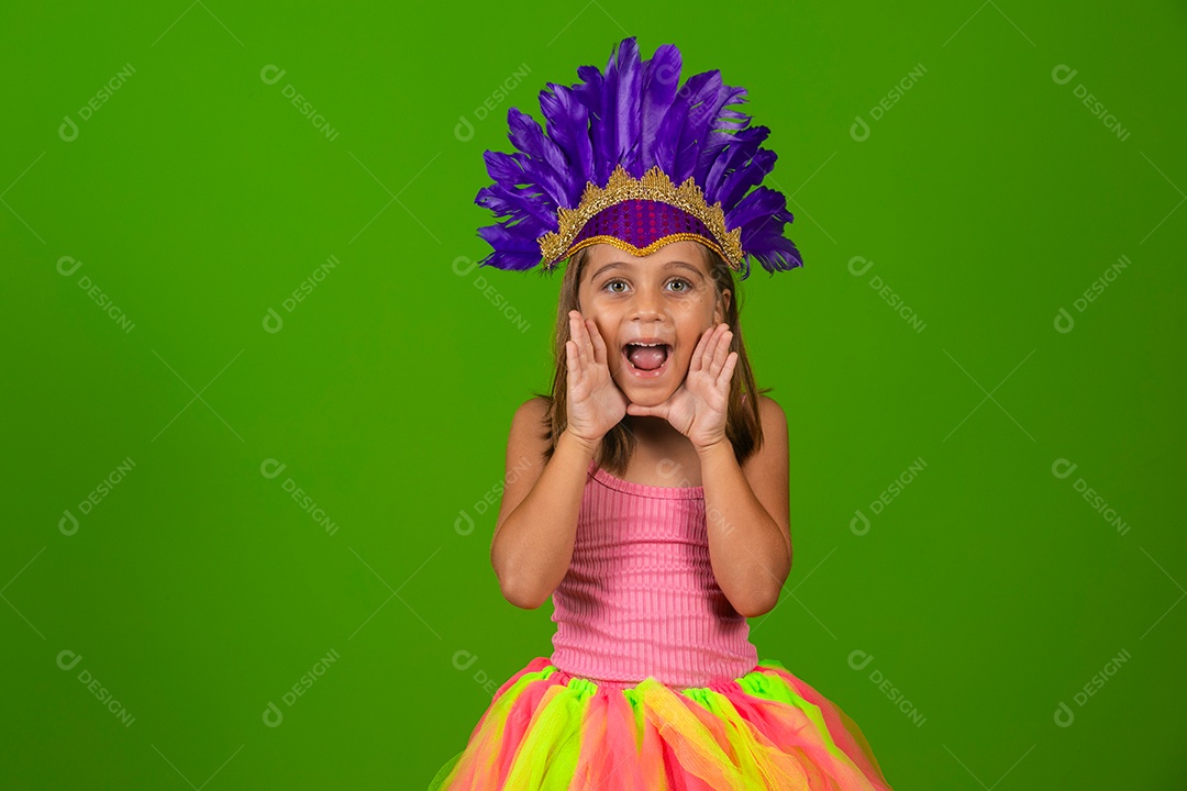 Linda garota fantasiada sobre fundo verde isolado