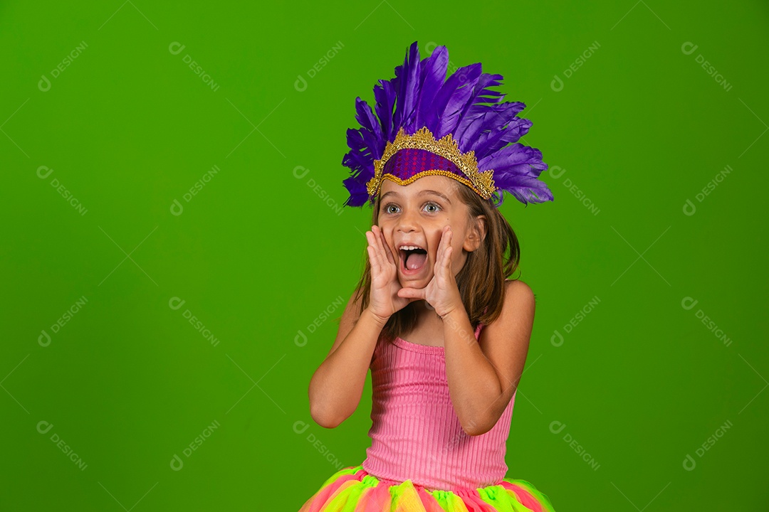 Linda garota fantasiada sobre fundo verde isolado