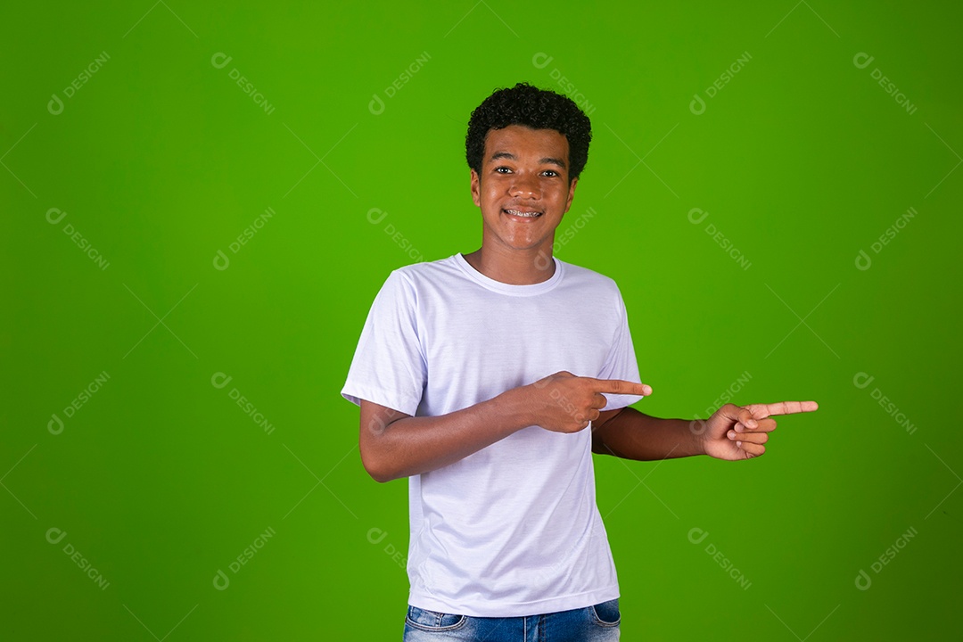 Lindo garoto negro usando roupa branca sobre fundo verde isolado