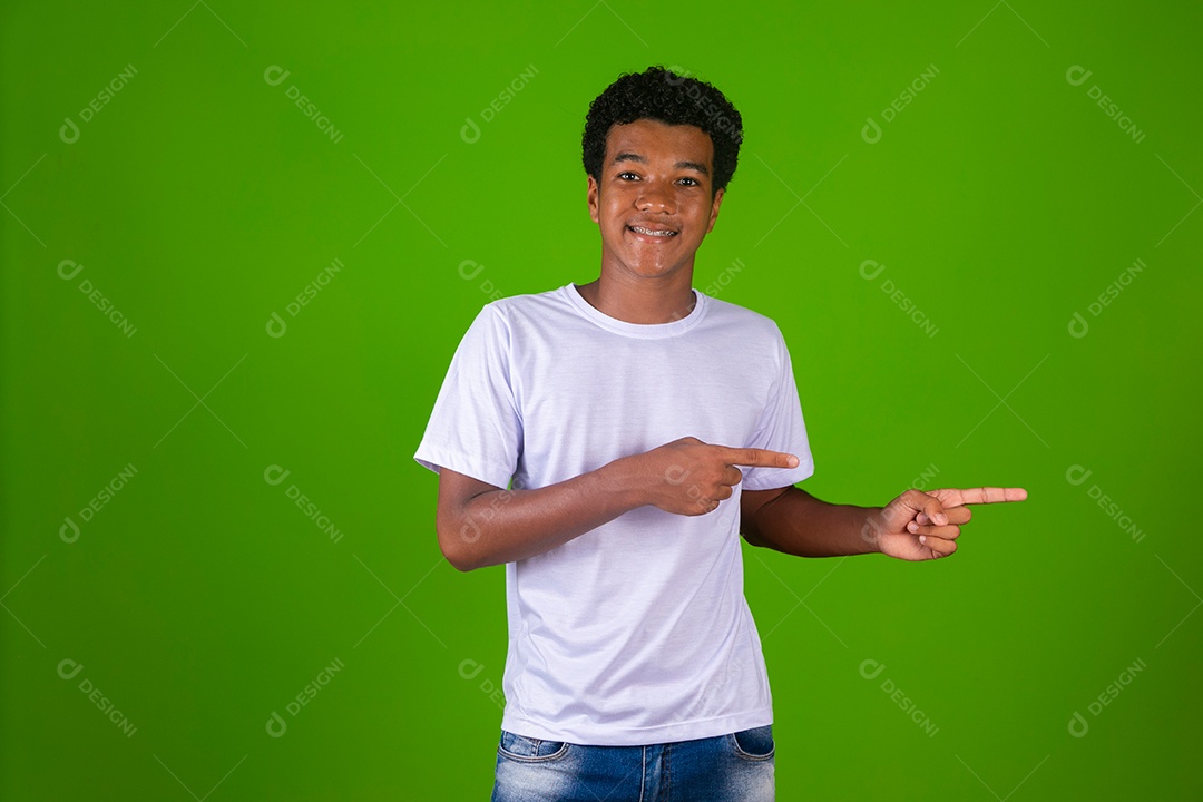 Lindo garoto negro usando roupa branca sobre fundo verde isolado