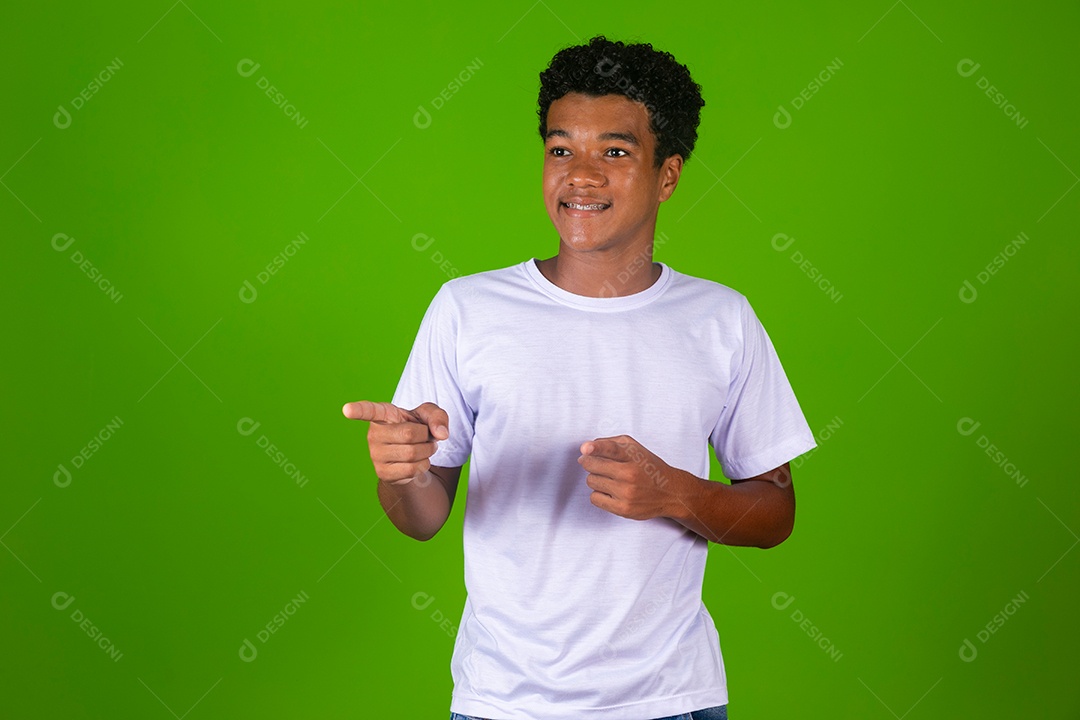 Lindo garoto negro usando roupa branca sobre fundo verde isolado