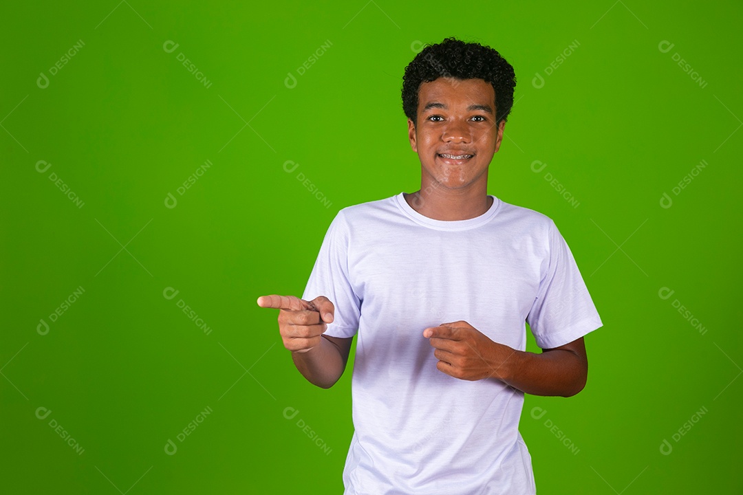 Lindo garoto negro usando roupa branca sobre fundo verde isolado