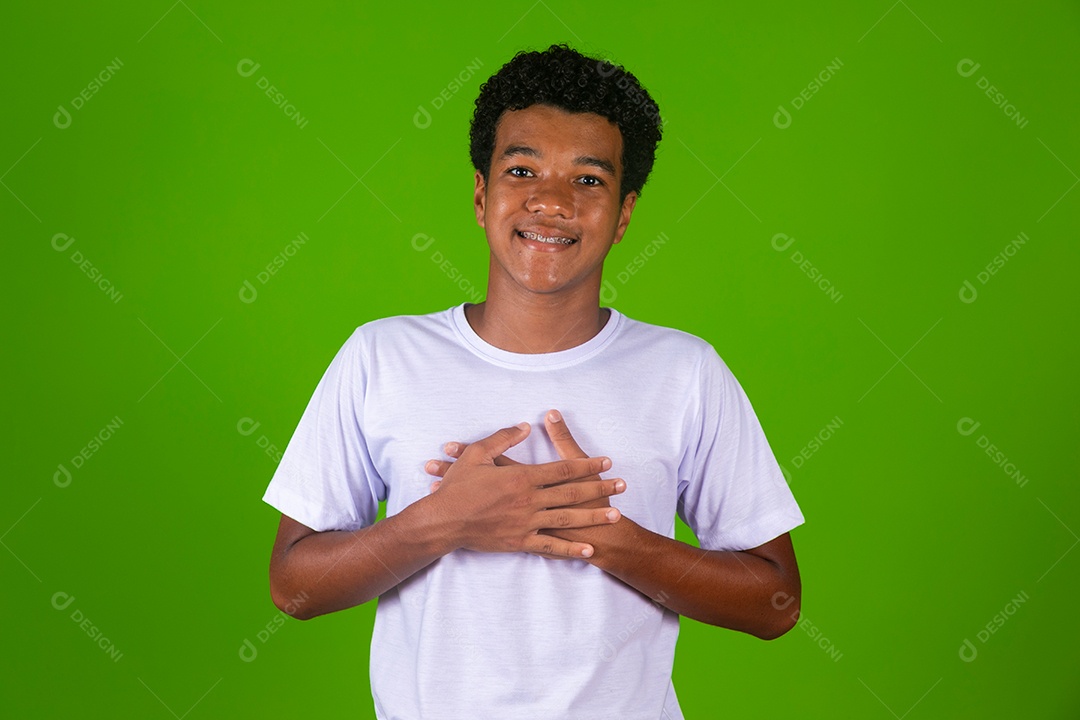 Lindo garoto negro usando roupa branca sobre fundo verde isolado