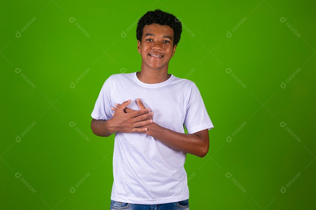 Lindo garoto negro usando roupa branca sobre fundo verde isolado