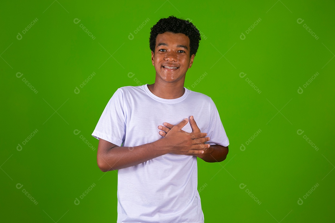 Lindo garoto negro usando roupa branca sobre fundo verde isolado