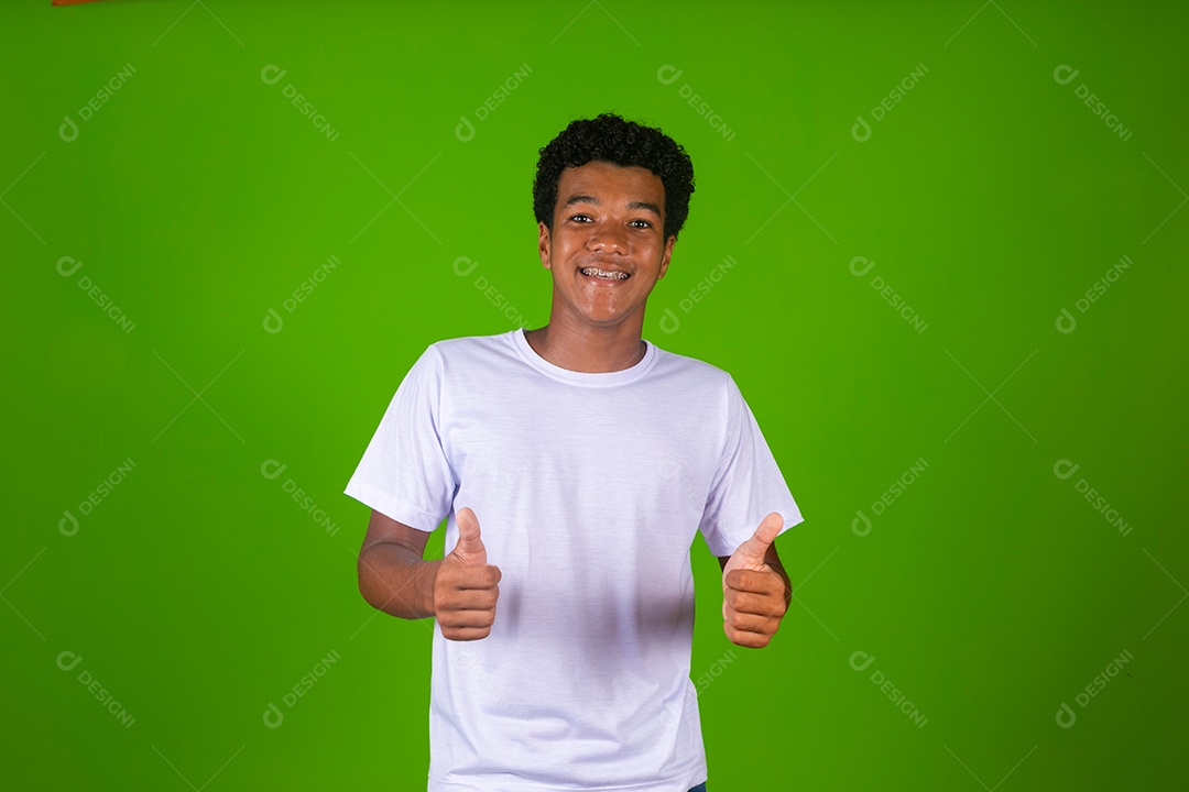 Lindo garoto negro usando roupa branca sobre fundo verde isolado
