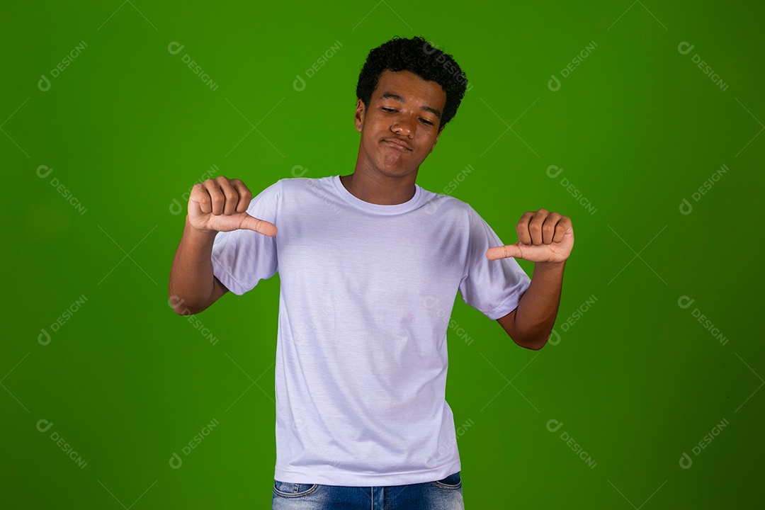 Lindo garoto negro usando roupa branca sobre fundo verde isolado