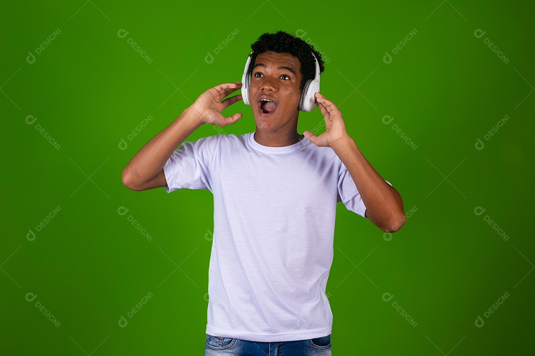 Lindo garoto negro usando fone de ouvido sobre fundo verde isolado