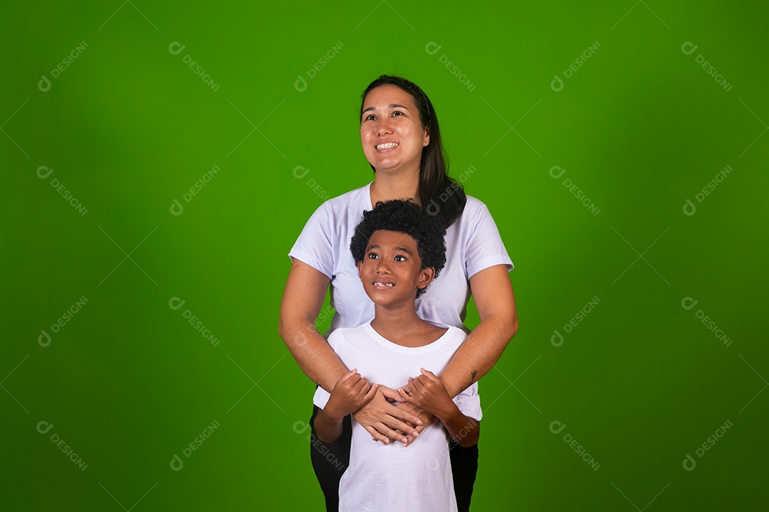 Mãe sorridente ao lado do filho sobre fundo verde isolado