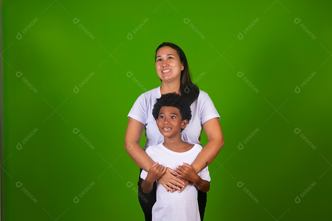 Mãe sorridente ao lado do filho sobre fundo verde isolado