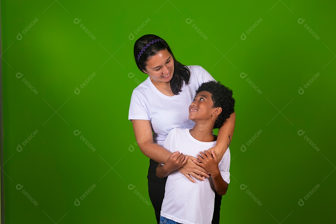 Mãe sorridente ao lado do filho sobre fundo verde isolado