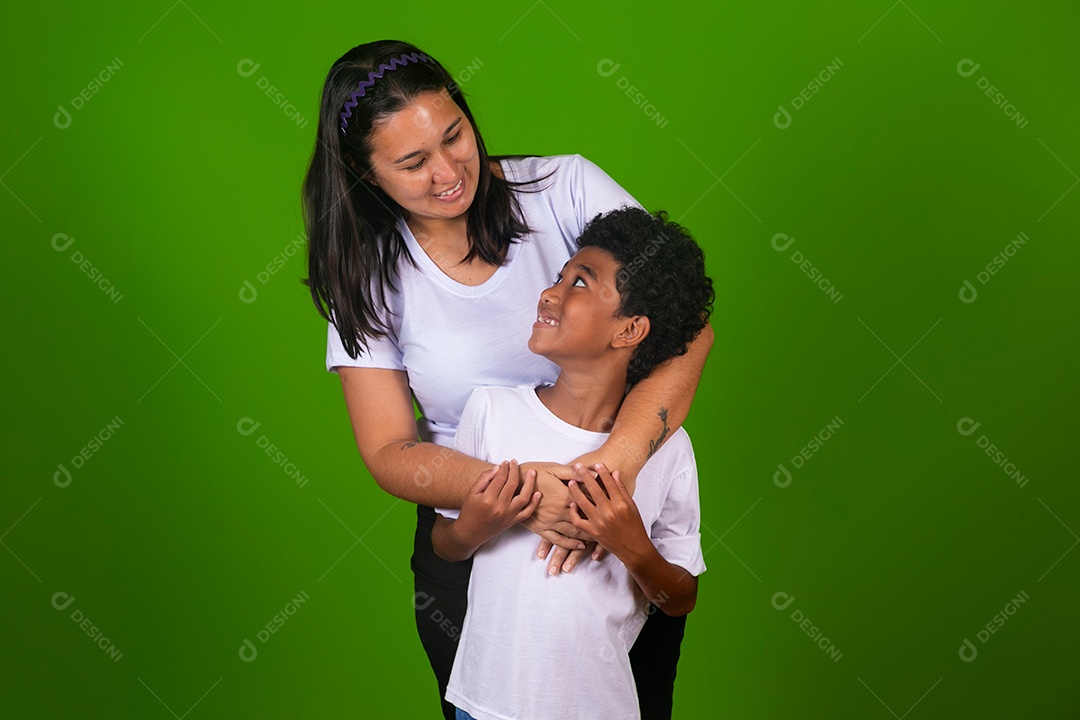 Mãe sorridente ao lado do filho sobre fundo verde isolado