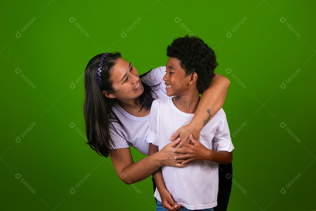 Mãe sorridente ao lado do filho sobre fundo verde isolado