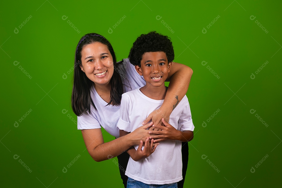 Mãe sorridente ao lado do filho sobre fundo verde isolado