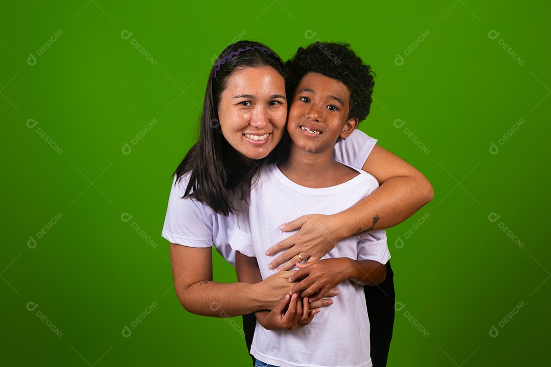 Mãe sorridente ao lado do filho sobre fundo verde isolado