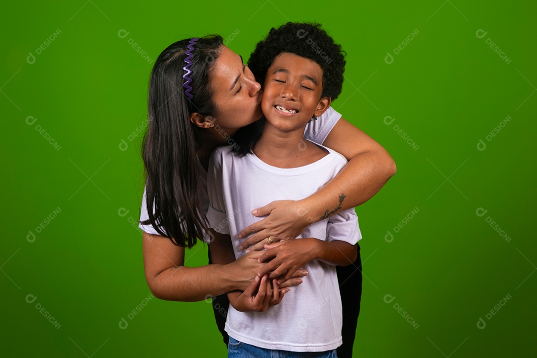 Mãe linda dando carinho no filho sobre fundo verde isolado