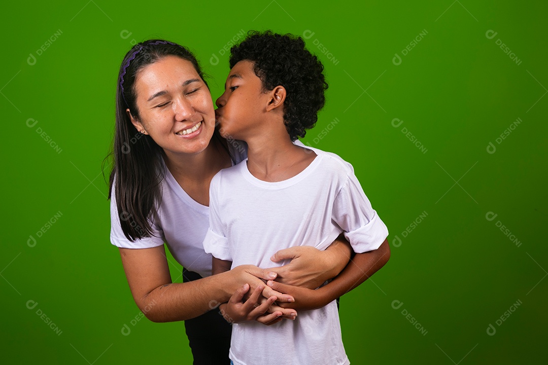 Filho lindo dando carinho na mãe sobre fundo verde isolado