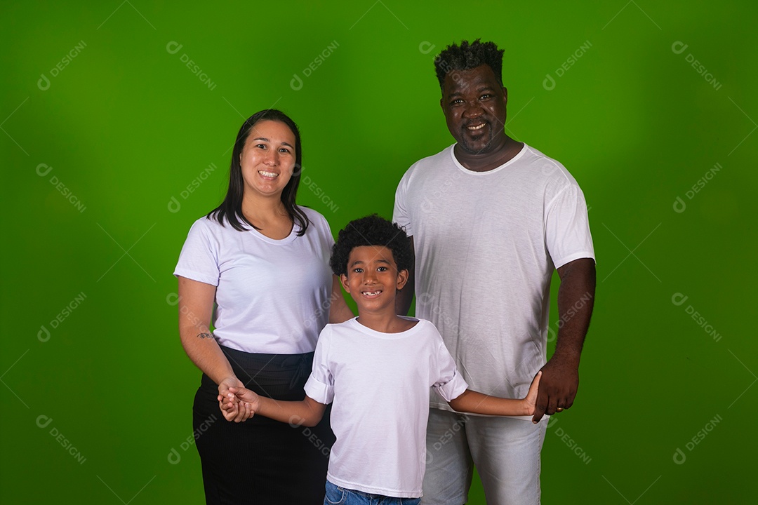 Pai e mãe e filho sorridentes sobre fundo verde isolado